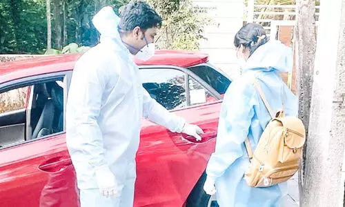 girl  going to exam vy wearing PPE kit