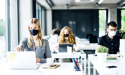 ക്വാ​റ​ൻ​റീ​ൻ കാ​ല​യ​ള​വി​ൽ അ​സു​ഖാ​വ​ധി ന​ൽ​ക​ണം