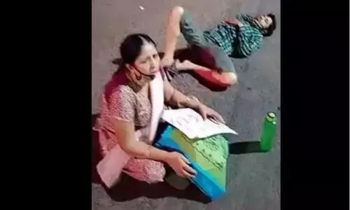 കോവിഡ്​ ബാധിതനായ മകനുമായി നടുറോഡിൽ ഒരമ്മ; ആംബുലൻസിൽ വന്നാലേ പ്രവേശിപ്പിക്കൂയെന്ന്​ ആശുപത്രിയധികൃതർ