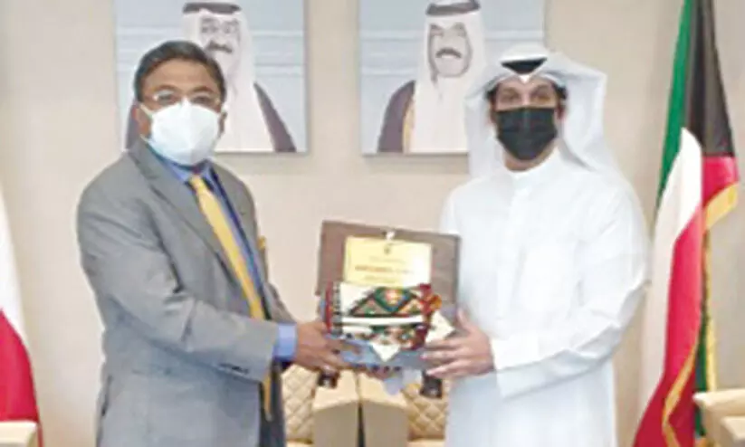 അം​ബാ​സ​ഡ​ർ വാ​ർ​ത്താ​വി​നി​മ​യ മ​ന്ത്രി​യു​മാ​യി   കൂ​ടി​ക്കാ​ഴ്​​ച ന​ട​ത്തി