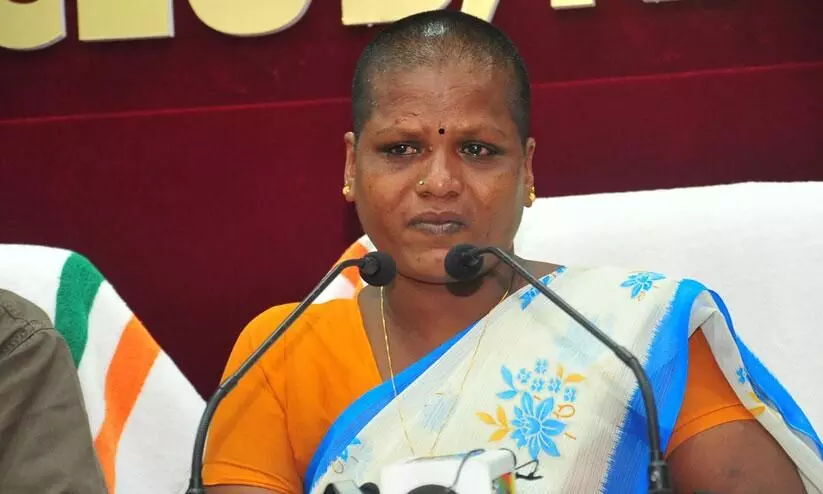 Mother of Valayar girls shaves her head; protests