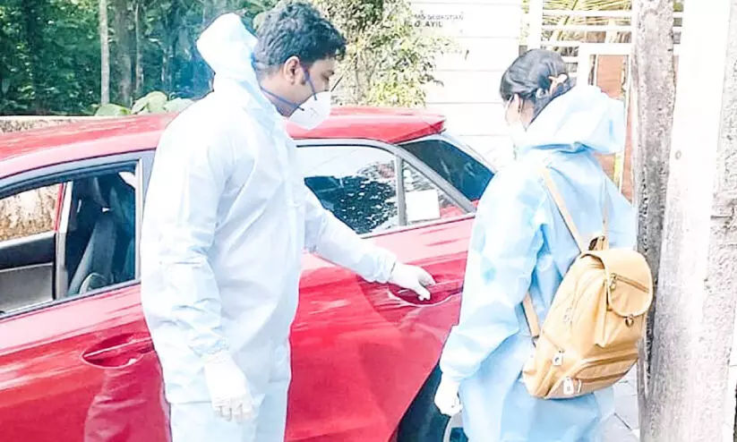 girl  going to exam vy wearing PPE kit