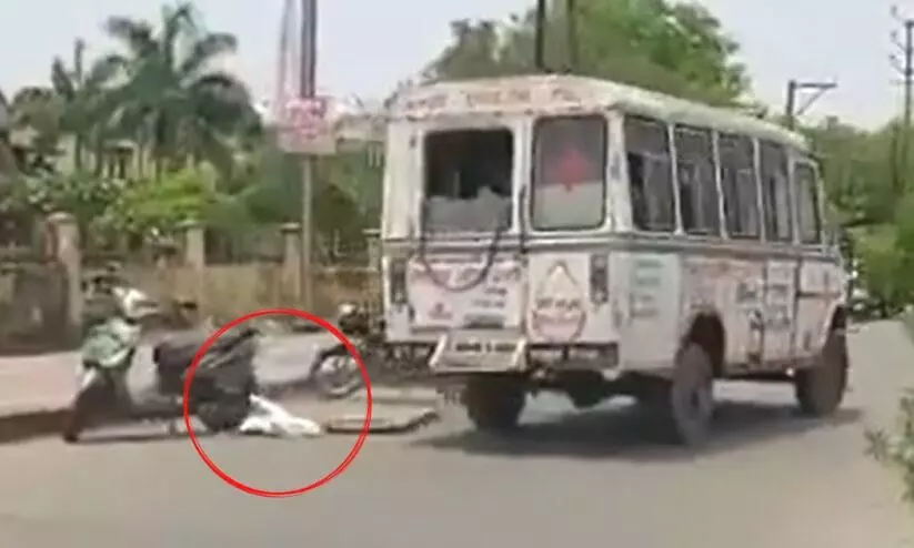 കോവിഡ് രോഗിയുടെ മൃതദേഹം ആംബുലൻസിൽ നിന്ന് റോഡിലേക്ക് -ഭോപാലിൽ നിന്ന് അനാസ്ഥയുെട നടുക്കുന്ന ദൃശ്യം കോവിഡ് രോഗിയുടെ മൃതദേഹം ആംബുലൻസിൽ നിന്ന് റോഡിലേക്ക് -ഭോപാലിൽ നിന്ന് അനാസ്ഥയുെട നടുക്കുന്ന ദൃശ്യം