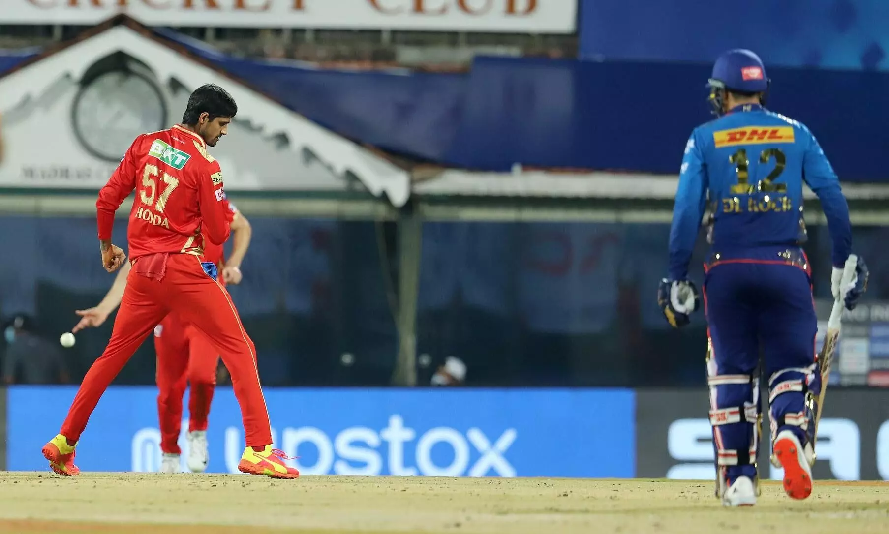 ബാറ്റിങ്ങിൽ വീണ്ടും പണിപാളി മുംബൈ; പഞ്ചാബിന് ജയിക്കാൻ 132 ബാറ്റിങ്ങിൽ വീണ്ടും പണിപാളി മുംബൈ; പഞ്ചാബിന് ജയിക്കാൻ 132