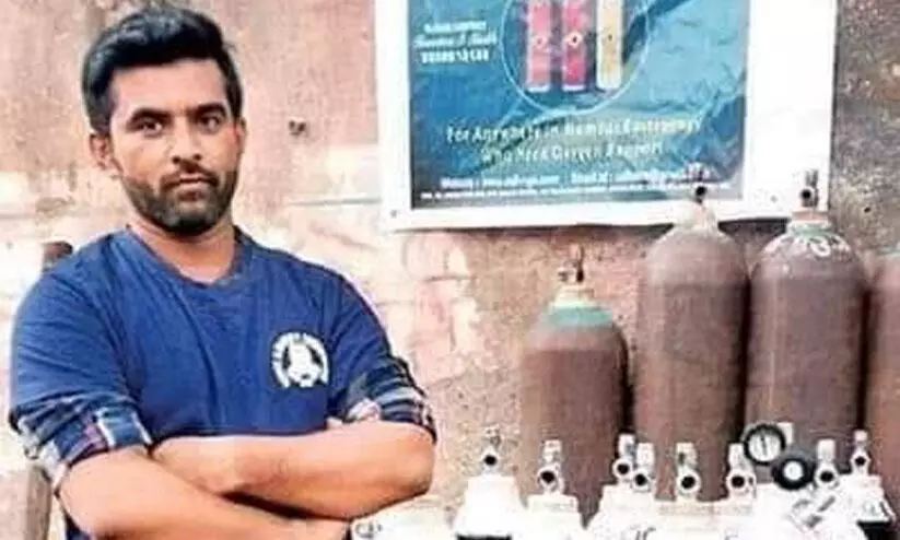 ഇതാ മുംബൈയിലെ കോവിഡ്​ ഹീറോ- ഓക്​സിജൻ സിലിണ്ടറുകൾ വിതരണം ചെയ്യാൻ എസ്​.യു.വി വിറ്റ ഷാനവാസ്​ ശൈഖ്​