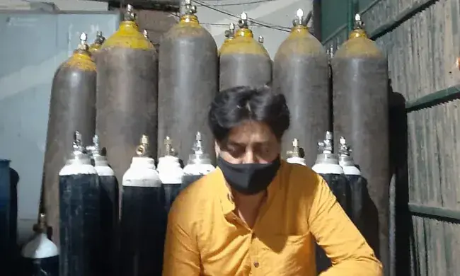 സിലിണ്ടറൊന്നിന്​ 12,500 രൂപ; ഡൽഹിയിൽ കരിചന്തയിൽ വിൽക്കാൻ സൂക്ഷിച്ച ഓക്​സിജൻ പിടിച്ചെടുത്തു