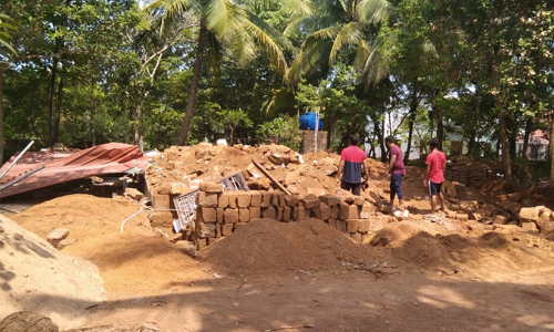 കാസർകോട്ട് സി.പി.എം നേതാവിൻെറ വീട് മണ്ണുമാന്തി യന്ത്രം ഉപയോഗിച്ച് തകർത്തു