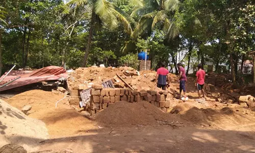 കാസർകോട്ട് സി.പി.എം നേതാവിൻെറ വീട് മണ്ണുമാന്തി യന്ത്രം ഉപയോഗിച്ച് തകർത്തു
