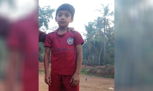 കളിക്കുന്നതിനിടെ ഷാൾ കഴുത്തിൽ കുരുങ്ങി എട്ടു വയസ്സുകാരൻ മരിച്ചു കളിക്കുന്നതിനിടെ ഷാൾ കഴുത്തിൽ കുരുങ്ങി എട്ടു വയസ്സുകാരൻ മരിച്ചു