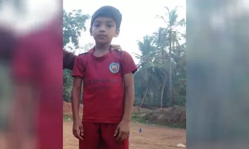 കളിക്കുന്നതിനിടെ ഷാൾ കഴുത്തിൽ കുരുങ്ങി എട്ടു വയസ്സുകാരൻ മരിച്ചു