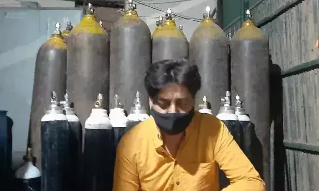 സിലിണ്ടറൊന്നിന് 12,500 രൂപ; ഡൽഹിയിൽ കരിചന്തയിൽ വിൽക്കാൻ സൂക്ഷിച്ച ഓക്സിജൻ പിടിച്ചെടുത്തു സിലിണ്ടറൊന്നിന് 12,500 രൂപ; ഡൽഹിയിൽ കരിചന്തയിൽ വിൽക്കാൻ സൂക്ഷിച്ച ഓക്സിജൻ പിടിച്ചെടുത്തു