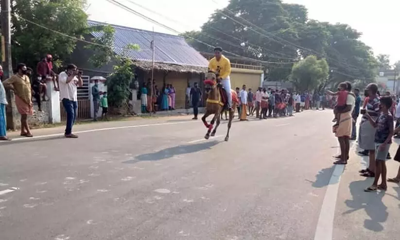 പാലക്കാട് കോവിഡ് മാനദണ്ഡങ്ങൾ ലംഘിച്ച് കുതിരയോട്ടം; പൊലീസ് കേസെടുത്തു പാലക്കാട് കോവിഡ് മാനദണ്ഡങ്ങൾ ലംഘിച്ച് കുതിരയോട്ടം; പൊലീസ് കേസെടുത്തു