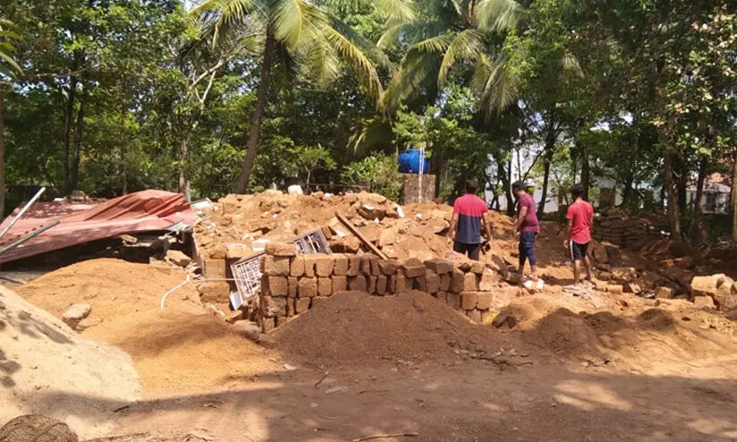 കാസർകോട്ട് സി.പി.എം നേതാവിൻെറ വീട് മണ്ണുമാന്തി യന്ത്രം ഉപയോഗിച്ച് തകർത്തു