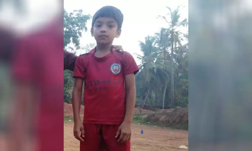 കളിക്കുന്നതിനിടെ ഷാൾ കഴുത്തിൽ കുരുങ്ങി എട്ടു വയസ്സുകാരൻ മരിച്ചു