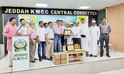 മു​സ്‌​ത​ഫ ഹു​ദ​വി​ക്ക് ജി​ദ്ദ കെ.​എം.​സി.​സി സെ​ൻ​ട്ര​ൽ ക​മ്മി​റ്റി യാ​ത്ര​യ​യ​പ്പ് ന​ൽ​കി