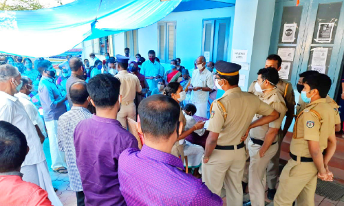പുൽപള്ളി വാക്സിൻ കേന്ദ്രത്തിൽ ആൾക്കൂട്ടം; തർക്കം പുൽപള്ളി വാക്സിൻ കേന്ദ്രത്തിൽ ആൾക്കൂട്ടം; തർക്കം