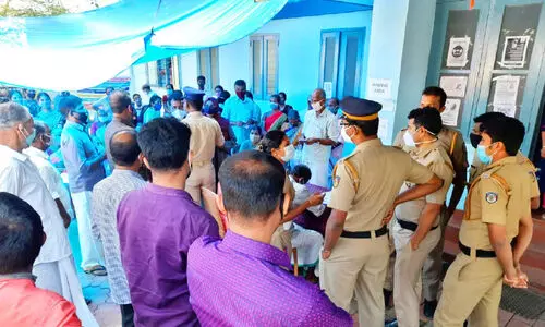 പു​ൽ​പ​ള്ളി വാ​ക്സി​ൻ കേ​ന്ദ്ര​ത്തി​ൽ ആ​ൾ​ക്കൂ​ട്ടം; ത​ർ​ക്കം