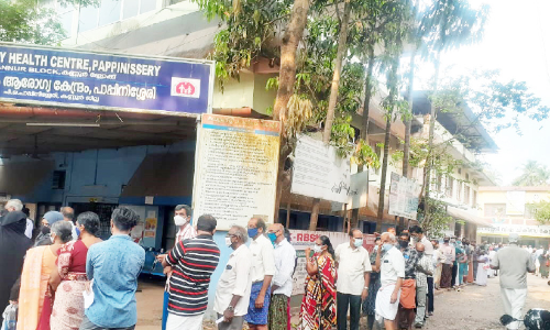 വാക്സിനേഷൻ കേന്ദ്രങ്ങളിൽ തിരക്ക് വാക്സിനേഷൻ കേന്ദ്രങ്ങളിൽ തിരക്ക്