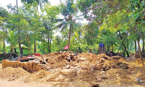 സി.പി.എം നേതാവി​െൻറ വീട് മണ്ണുമാന്തിയന്ത്രം ഉപയോഗിച്ച് തകർത്തു