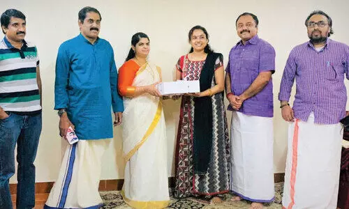 ക​ലാ​കാ​രി അ​മ്പി​ളി​ക്ക് യാ​ത്ര​യ​യ​പ്പ്