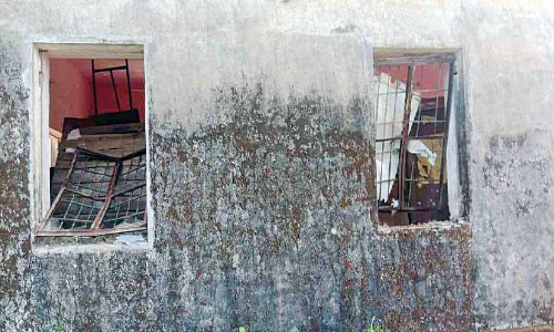 മലക്കപ്പാറയിൽ കാട്ടാനകൾ സ്​കൂൾ തകർത്തു; കുട്ടികൾക്കുള്ള അരി നശിപ്പിച്ചു