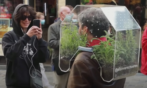 എല്ലാവരും മാസ്​ക്​ ധരിച്ചപ്പോൾ അയാൾ ധരിക്കുന്നത്​ മരുപ്പച്ച; കാരണമിതാണ്​...