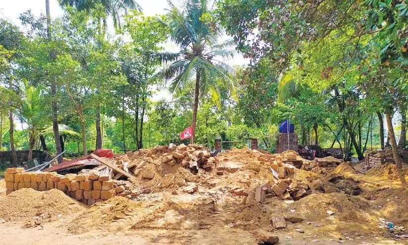 സി.പി.എം നേതാവിെൻറ വീട് മണ്ണുമാന്തിയന്ത്രം ഉപയോഗിച്ച് തകർത്തു സി.പി.എം നേതാവിെൻറ വീട് മണ്ണുമാന്തിയന്ത്രം ഉപയോഗിച്ച് തകർത്തു
