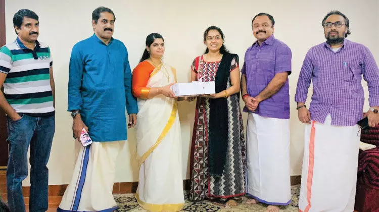 ക​ലാ​കാ​രി അ​മ്പി​ളി​ക്ക് യാ​ത്ര​യ​യ​പ്പ്