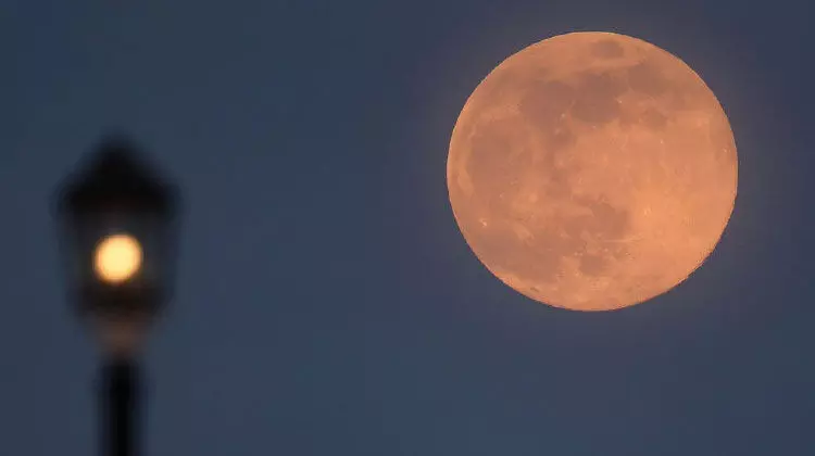 റമദാൻ പതിനാലാം രാവിൽ ഇത്തവണ സൂപ്പർ മൂൺ റമദാൻ പതിനാലാം രാവിൽ ഇത്തവണ സൂപ്പർ മൂൺ