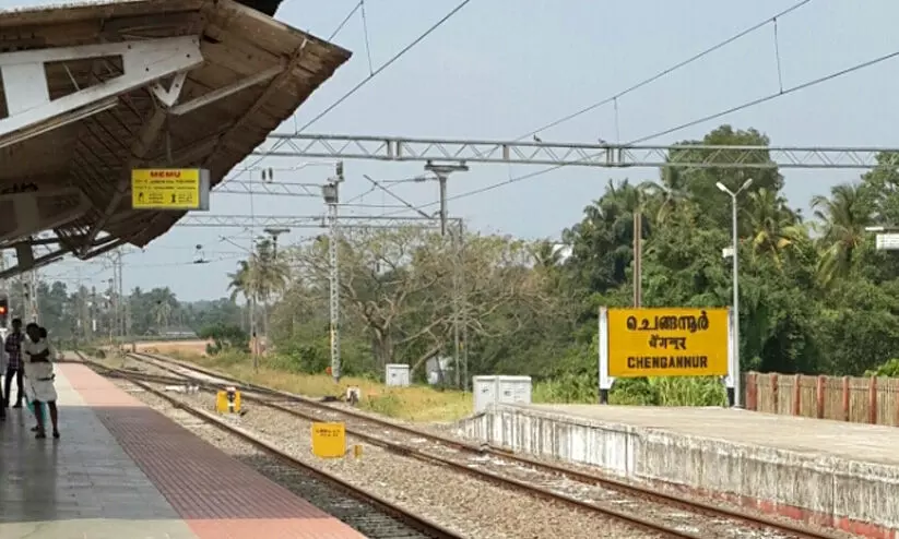 കോവിഡ് ഭീതി: ഇതരസംസ്ഥാന തൊഴിലാളികൾ കേരളം വിടുന്നു കോവിഡ് ഭീതി: ഇതരസംസ്ഥാന തൊഴിലാളികൾ കേരളം വിടുന്നു