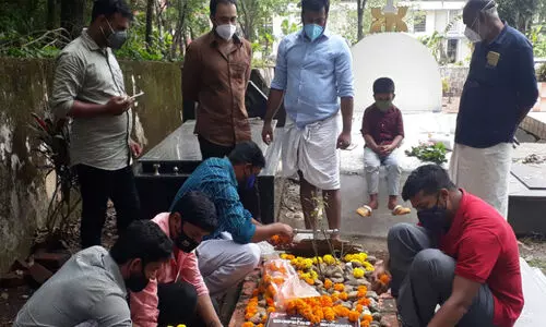 സഹയാത്രിക​െൻറ കുഴിമാടത്തിന്​ മുന്നിൽ സങ്കടക്കടൽ ഉള്ളിലൊതുക്കി ഡോ. അബിൻ സൂരി