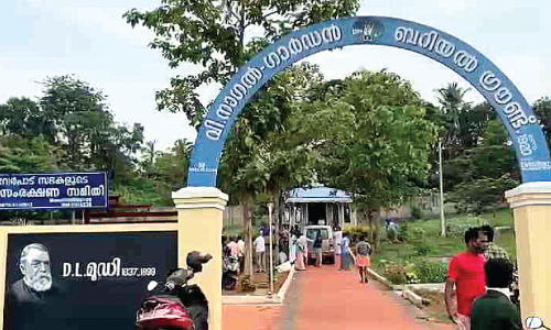 വീ​ട്ടി​ൽ ര​ണ്ടു​പേ​ർ​ക്ക്​ ​കോ​വി​ഡ്; കു​ന്നം​കു​ള​ത്ത് വ​യോ​ധി​ക​യു​ടെ മൃ​ത​ദേ​ഹം സം​സ്ക​രി​ക്കു​ന്ന​തി​നെ​ച്ചൊ​ല്ലി ത​ർ​ക്കം