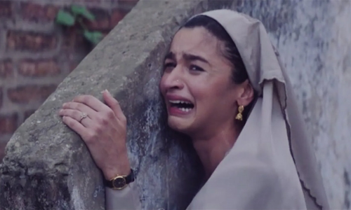 ഇന്ത്യയിൽ നിന്നുള്ള ടൂറിസ്റ്റുകളെ വിലക്കി മാലിദ്വീപ്​; ബോളിവുഡ്​ താരങ്ങളെ ട്രോളിൽ മുക്കി നെറ്റിസൺസ്​