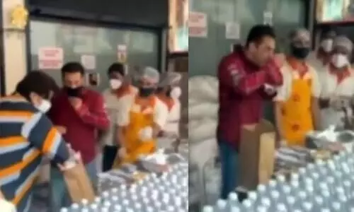 കോവിഡ്​ പോരാളികൾക്ക്​ ഭക്ഷണമെത്തിക്കാൻ സൽമാൻ ഖാനുമുണ്ട്​, ഭക്ഷണം പാക്ക്​ ചെയ്യാൻ സഹായിച്ചും രുചിച്ചുനോക്കിയും താരം സജീവം