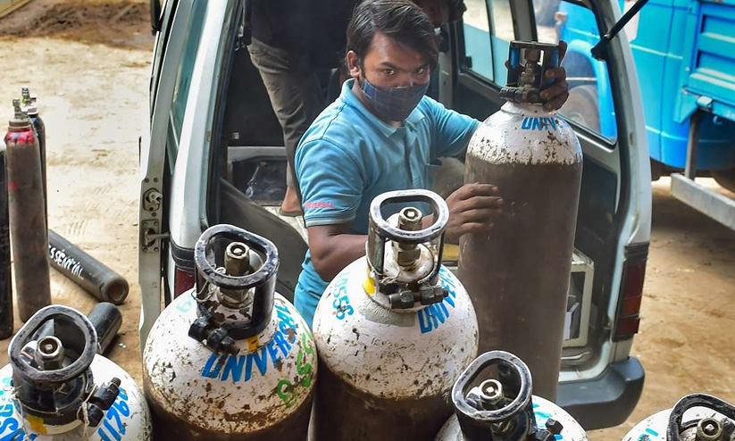 ഓക്സിജൻ ക്ഷാമം മുതലെടുത്ത് കരിഞ്ചന്തക്കാർ; പ്രാണവായുവിന് പിടയുന്ന മനുഷ്യർക്ക് വിൽക്കുന്നത് പത്തിരട്ടി വിലയ്ക്ക് ഓക്സിജൻ ക്ഷാമം മുതലെടുത്ത് കരിഞ്ചന്തക്കാർ; പ്രാണവായുവിന് പിടയുന്ന മനുഷ്യർക്ക് വിൽക്കുന്നത് പത്തിരട്ടി വിലയ്ക്ക്