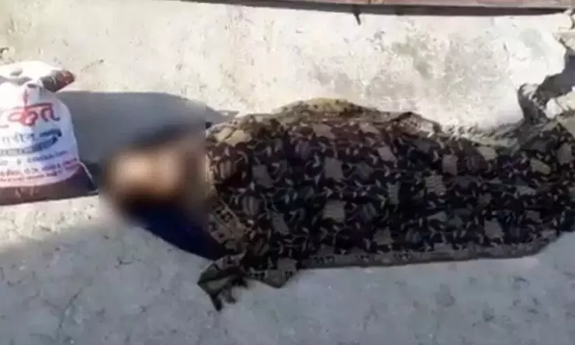 യു.പിയിൽ കോവിഡ് രോഗിയായ അമ്മയെ വഴിയില് ഉപേക്ഷിച്ച് മക്കൾ, പൊലീസ് ആശുപത്രിയിലെത്തിച്ചെങ്കിലും മരിച്ചു യു.പിയിൽ കോവിഡ് രോഗിയായ അമ്മയെ വഴിയില് ഉപേക്ഷിച്ച് മക്കൾ, പൊലീസ് ആശുപത്രിയിലെത്തിച്ചെങ്കിലും മരിച്ചു