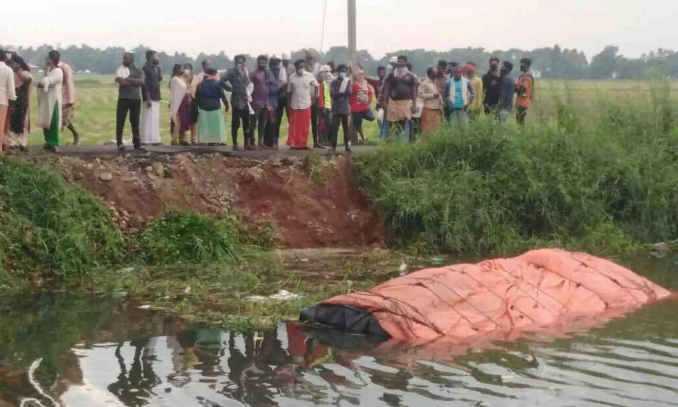 ചെന്നിത്തലയിൽ നെല്ല് കയറ്റിയ ലോറി ആറ്റിൽ മറിഞ്ഞു ചെന്നിത്തലയിൽ നെല്ല് കയറ്റിയ ലോറി ആറ്റിൽ മറിഞ്ഞു