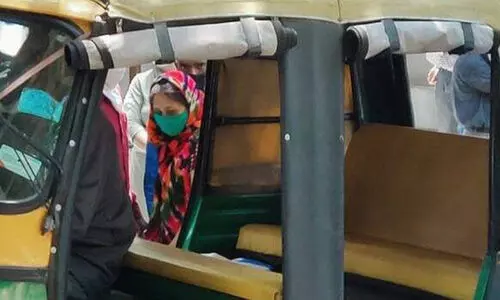 മൂന്ന്​ കിലോമീറ്ററിന്​ 3000 വേണമെന്ന്​ ആംബുലൻസുകൾ: അമ്മയുടെ മൃതദേഹം മകൻ   ശ്​മശാനത്തിലെത്തിച്ചത്​ സൈക്കിൾ റിക്ഷയിൽ