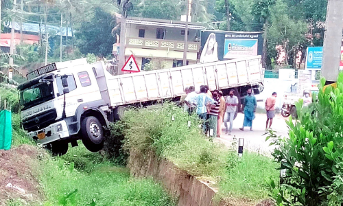 lorry fell down