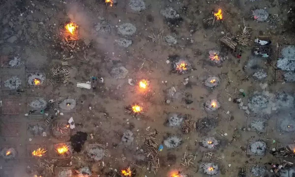 ഇവരുടെ മരണം പോലും ഒരു ​സർക്കാർ കണക്കിലുമില്ല; ഡൽഹിയിൽ മാത്രം ഒരാഴ്​ചക്കിടെ രേഖപ്പെടുത്താതെ ആയിരത്തിലേറെ കോവിഡ്​ മരണം