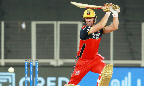 വീണ്ടും രക്ഷകനായി ഡിവില്ലിയേഴ്​സ്​; ബാംഗ്ലൂരിന്​ ഭേദപ്പെട്ട സ്​കോർ