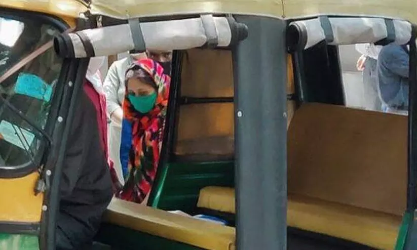 മൂന്ന്​ കിലോമീറ്ററിന്​ 3000 വേണമെന്ന്​ ആംബുലൻസുകൾ: അമ്മയുടെ മൃതദേഹം മകൻ   ശ്​മശാനത്തിലെത്തിച്ചത്​ സൈക്കിൾ റിക്ഷയിൽ