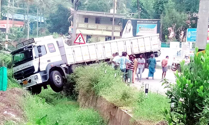 lorry fell down lorry fell down