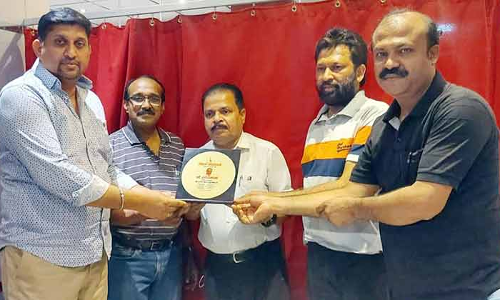 ഹ​നീ​ഫ അ​ക്കാ​രി​യ​ക്ക് റി​യാ​ദ് ക​ലാ​ഭ​വ​ന്‍ യാ​ത്ര​യ​യ​പ്പ് ന​ല്‍കി