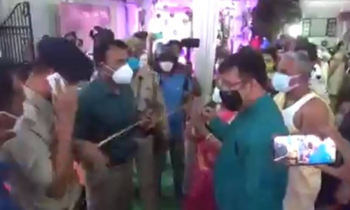 വിവാഹവേദിയിൽ വരനെ പിടിച്ച് തള്ളുകയും അതിഥികളെ കൈയേറ്റം ചെയ്യുകയും ചെയ്ത കലക്ടർ ഒടുവിൽ മാപ്പ് പറഞ്ഞു -വിഡിയോ വിവാഹവേദിയിൽ വരനെ പിടിച്ച് തള്ളുകയും അതിഥികളെ കൈയേറ്റം ചെയ്യുകയും ചെയ്ത കലക്ടർ ഒടുവിൽ മാപ്പ് പറഞ്ഞു -വിഡിയോ