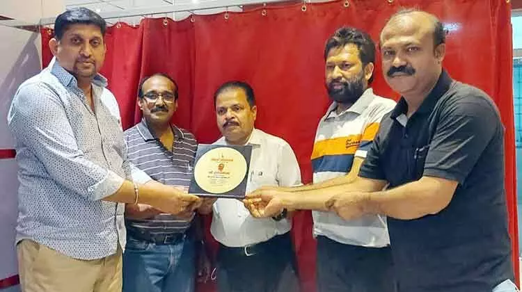 ഹ​നീ​ഫ അ​ക്കാ​രി​യ​ക്ക് റി​യാ​ദ് ക​ലാ​ഭ​വ​ന്‍ യാ​ത്ര​യ​യ​പ്പ് ന​ല്‍കി