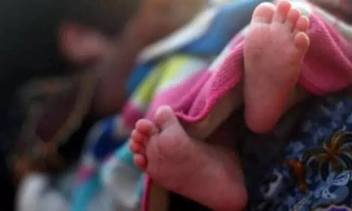 കോവിഡ് ബാധിച്ച ഒരുവയസുകാരന് ബെഡ് കിട്ടിയില്ല; അമ്മയുടെ കൺമുന്നിൽ ദാരുണാന്ത്യം കോവിഡ് ബാധിച്ച ഒരുവയസുകാരന് ബെഡ് കിട്ടിയില്ല; അമ്മയുടെ കൺമുന്നിൽ ദാരുണാന്ത്യം