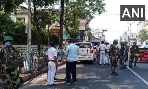 വോട്ടെടുപ്പിനിടെ കൊല്ക്കത്തയില് ബോംബേറ്; റിപ്പോര്ട്ട് തേടി തെരഞ്ഞെടുപ്പ് കമ്മീഷന് വോട്ടെടുപ്പിനിടെ കൊല്ക്കത്തയില് ബോംബേറ്; റിപ്പോര്ട്ട് തേടി തെരഞ്ഞെടുപ്പ് കമ്മീഷന്