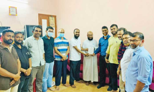 ഹാ​ഫി​സ് റ​ഹ്‌​മാ​ൻ മ​ദ​നി​ക്ക് യാം​ബു ഇ​സ്‌​ലാ​ഹി സെൻറ​ർ യാ​ത്ര​യ​യ​പ്പ് ന​ൽ​കി