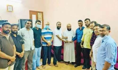 ഹാ​ഫി​സ് റ​ഹ്‌​മാ​ൻ മ​ദ​നി​ക്ക് യാം​ബു ഇ​സ്‌​ലാ​ഹി സെൻറ​ർ യാ​ത്ര​യ​യ​പ്പ് ന​ൽ​കി